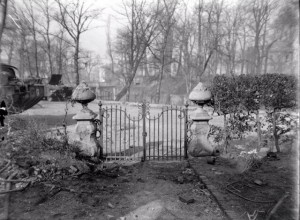 Het hek voor het huis van Robert Janssen aan het Kelfkensbos na het bombardement. Op de achtergrond het Valkhofpark met de Bunker. Bron: Fotocollectie Regionaal Archief Nijmegen