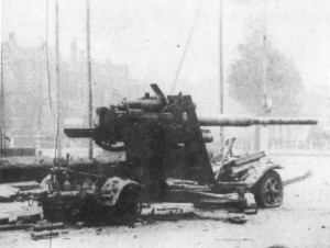 Verlaten stuk Duits 88mm luchtdoelgeschut (FLAK) op het toen zogeheten Keizer Lodewijkplein. Dit kanon heeft de geallieerde opmars dagenlang gefrustreerd met gericht vuur vanaf het midden van het plein. Bron: Fotocollectie Regionaal Archief Nijmegen