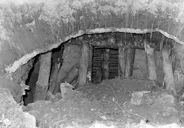 Opname van een verzakking op het Valkhof waarbij een loopgraaf zichtbaar is. 1953. Bron: Fotocollectie Regionaal Archief Nijmegen
