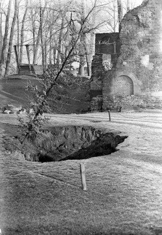 Opname van een verzakking op het Valkhof , achter de Barbarossaruïne. Links de muziektent. 1953 Bron: Fotocollectie Regionaal Archief Nijmegen