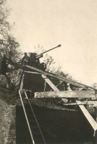 Plaatsing van het 50mm PAK 38 kanon (Panzerabwehrkanone) op een betonnen plateau onderaan de Belvédère in het Hunnerpark te Nijmegen. Gericht op de Waalbrug. Dit kanon staat er nu nog steeds.