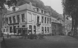 Hotel Valkhof op de hoek van het Valkhofplein en de Voerweg; in het smalle huis links woonde de parkwachter van het Valkhof, Bos met zijn familie. Rechtsachter nog net zichtbaar de boog van de brug over de Voerweg - 29 juli 1943