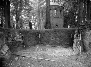 Gebeurtenissen - Opgravingen Valkhof. Opname van een bouwput ten behoeve van Bunkers. Op de achtergrond de achterzijde van de Barbarossa-ruïne of St. Maartenskapel - 1943