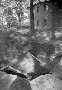 1940 - 1945. Gebeurtenissen - Opgravingen Valkhof. Opname van een bouwput ten behoeve van bunkers. Rechts een gedeelte van de z.g. Karolingische Kapel. 1943