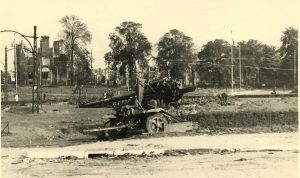 Het uitgeschakelde 8,8cm kanon op het Keizer Lodewijkplein (Bevrijdingsmuseum Groesbeek).